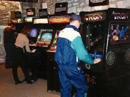 Le sale giochi: templi luminosi dell'adrenalina anni ’80 — foto anni 80 e 90