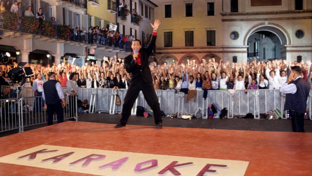 Karaoke: quando l’Italia cantava nelle piazze con il microfono giallo di Fiorello — foto anni 80 e 90