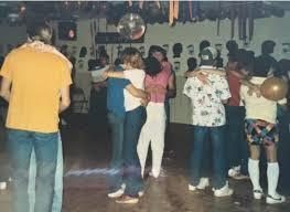 Il "gioco della spazzola": quando cambiare partner era questione di strategia — foto anni 80 e 90