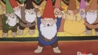 David Gnomo con il cappello rosso e la barba bianca, attorniato dagli altri gnomi in una scena della serie — foto d'archivio anni 80 e 90