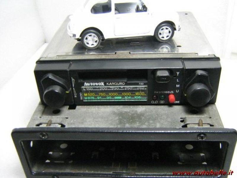 L'autoradio estraibile: simbolo di libertà, musica e furbizia anni ’80 — foto anni 80 e 90