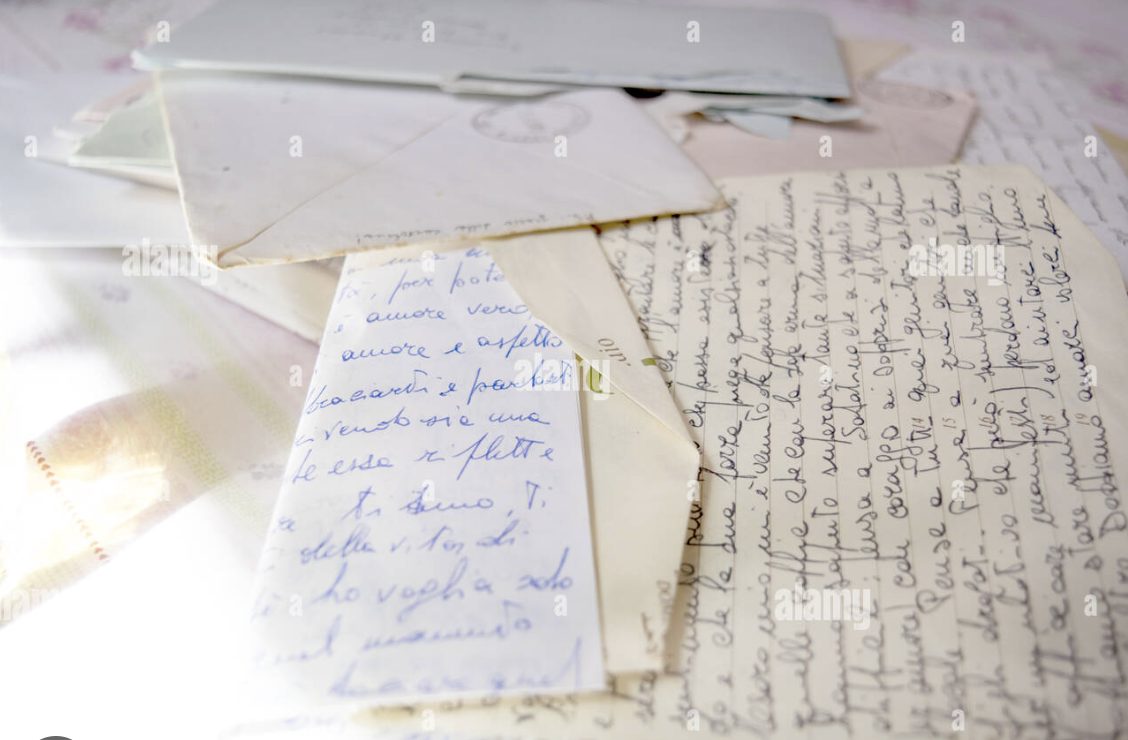 Le lettere scritte a mano: tra inchiostro e francobolli — foto anni 80 e 90