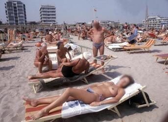 Topless in spiaggia: la libertà abbronzata degli anni ’80 — foto anni 80 e 90