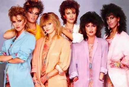 Capelli cotonati e spalline: quando l’esagerazione era sinonimo di stile — foto anni 80 e 90