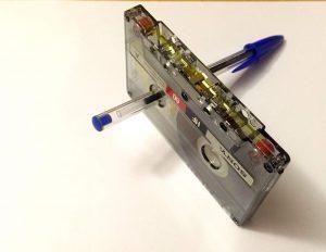 Musicassette: quando riavvolgere con la penna era un gesto d’amore — foto anni 80 e 90