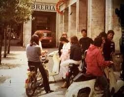 Sotto casa, in motorino o in sala giochi: le uscite con gli amici negli anni ’80 — foto anni 80 e 90
