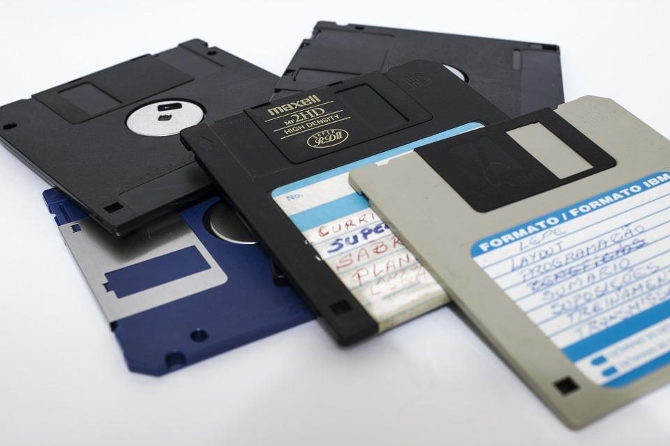 Floppy disk: il piccolo custode della nostra memoria digitale — foto anni 80 e 90