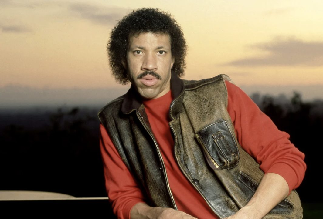Lionel Richie: eleganza soul dall'America alle radio italiane — foto anni 80 e 90