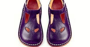 Le scarpe con i buchi: l'icona estiva dell'infanzia italiana — foto anni 80 e 90