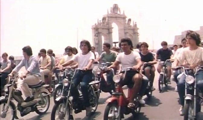 In motorino senza casco: la libertà (e l’incoscienza) degli anni '80 e '90 — foto anni 80 e 90
